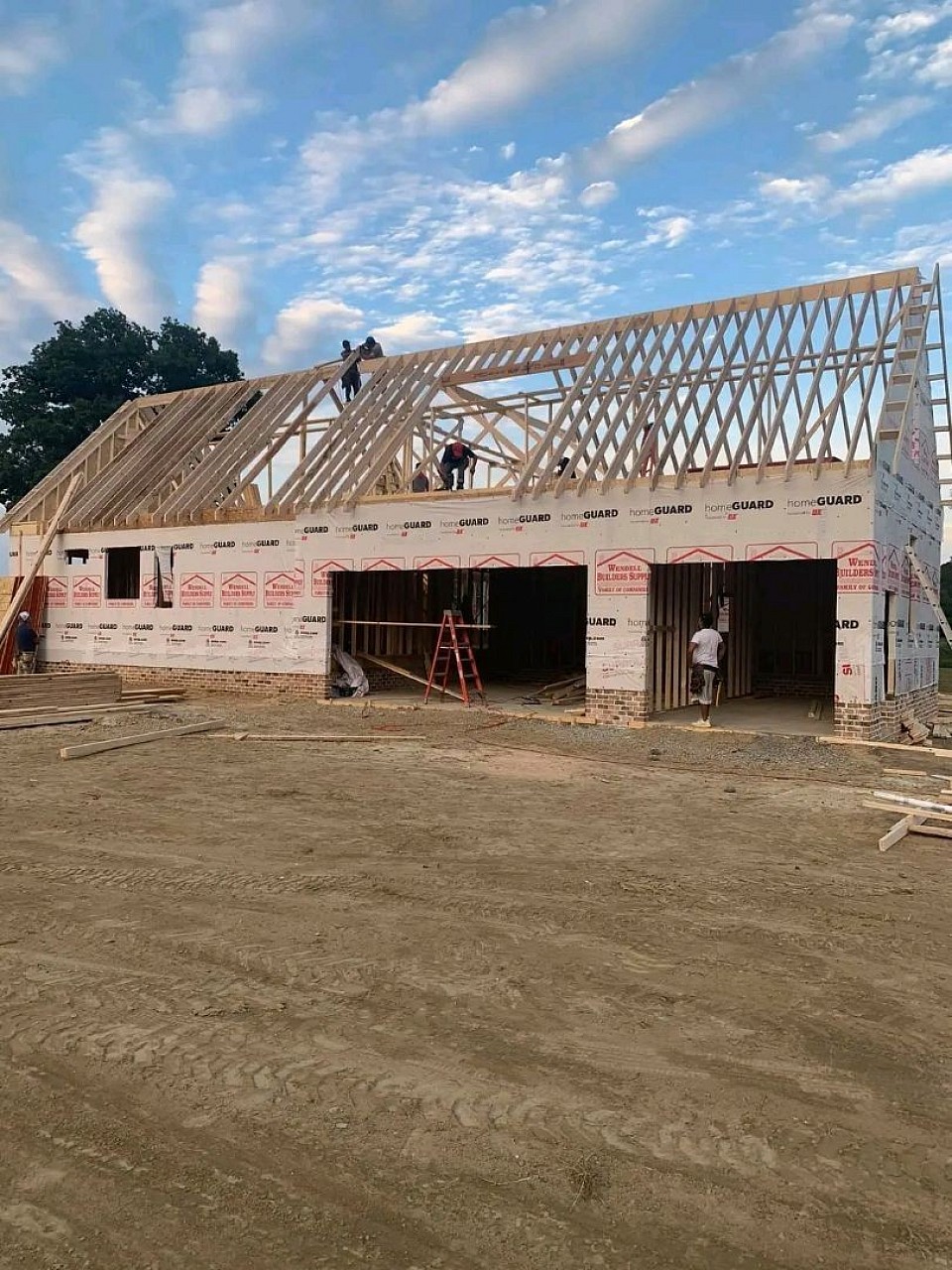 Para los más conservadores una casa de madera estilo clásico es perfecta, se trata de una vivienda de una planta, generalmente modesta, acogedora y similar a una casa de campo, pero con un toque más elegante. De acuerdo a las exigencias del propietario que armoniza perfectamente con el entorno natural, es simplemente perfecta, fáciles de construir y con una durabilidad incuestionable.