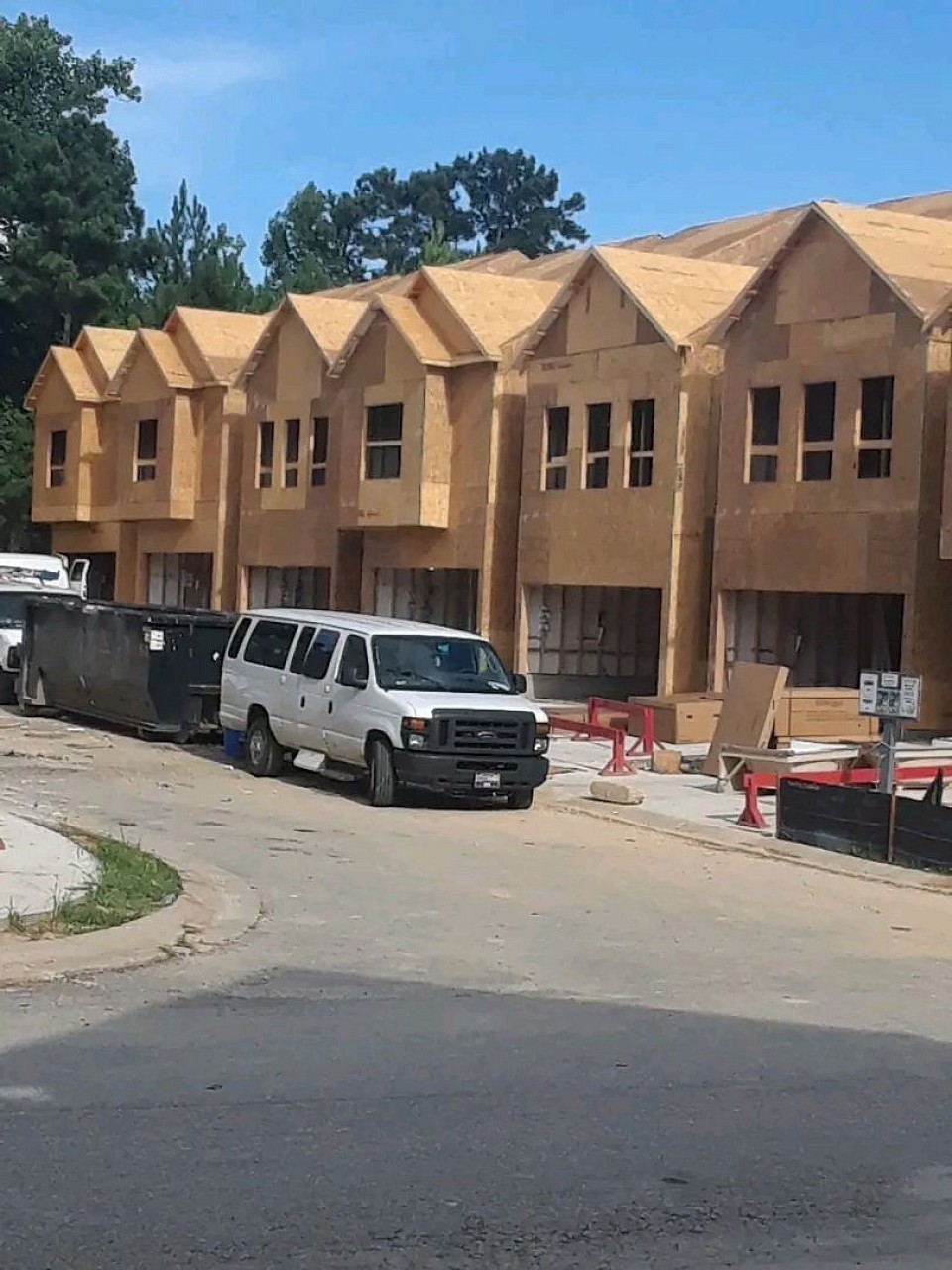 La zona de casas de casas de dos pisos.                                 Zona residencial entrada principal